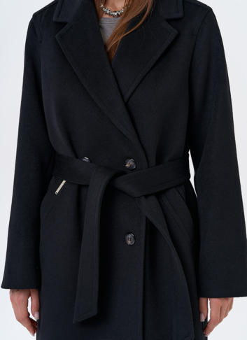 Женское пальто с английским воротником