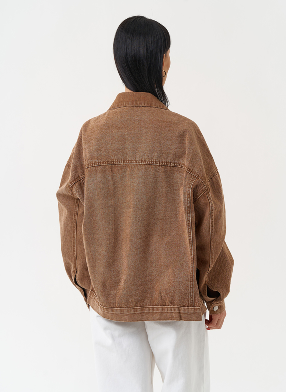 Женская джинсовая куртка коричневого цвета