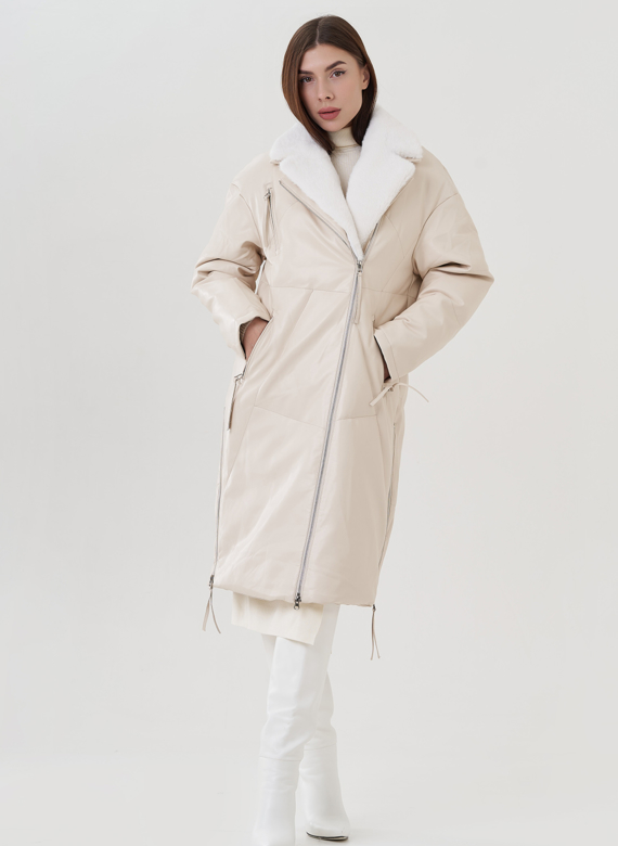 Пуховик женский из эко кожи с английским воротником в светлом цвете