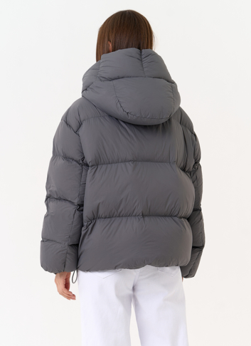 Короткий пуховик с трикотажной манишкой