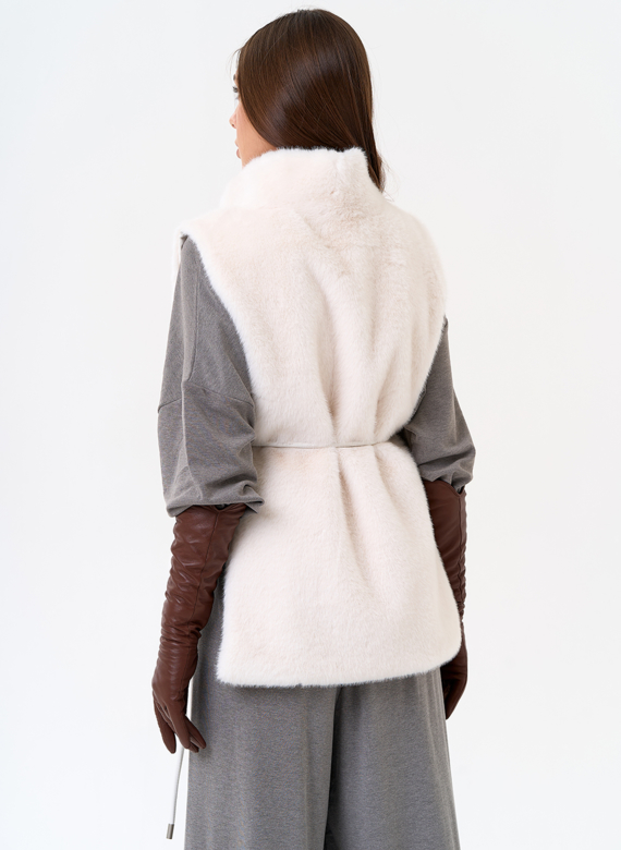 Женская манишка из эко меха в светлом цвете