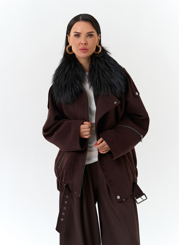 Женское укороченное пальто с отделкой из меха лисы