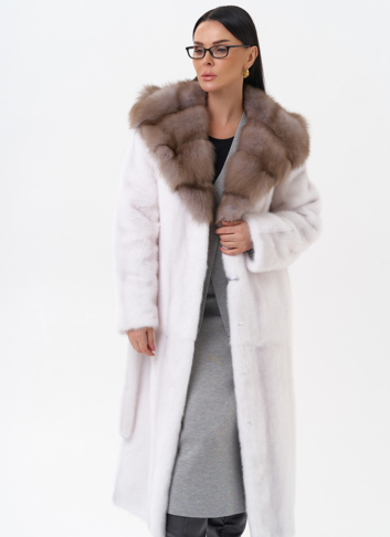 Белая шуба из норки с куницей
