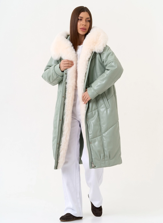 Женский пуховик из эко кожи с отделкой из эко меха