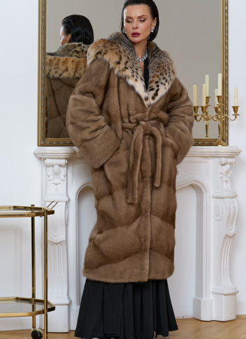 Женская шуба из меха норки с капюшоном из меха рыси