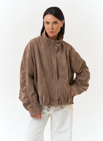 Женская куртка из эко замши с воротником стойкой Женская куртка из эко замши с воротником стойкой