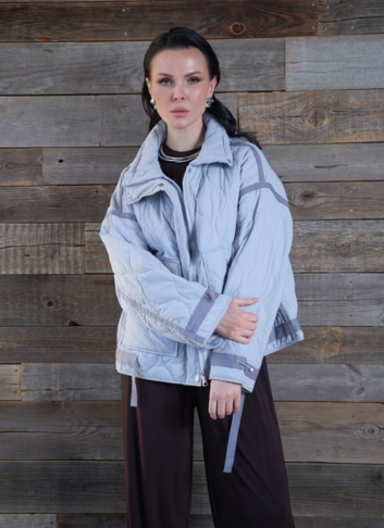 Короткая куртка с воротником стойкой