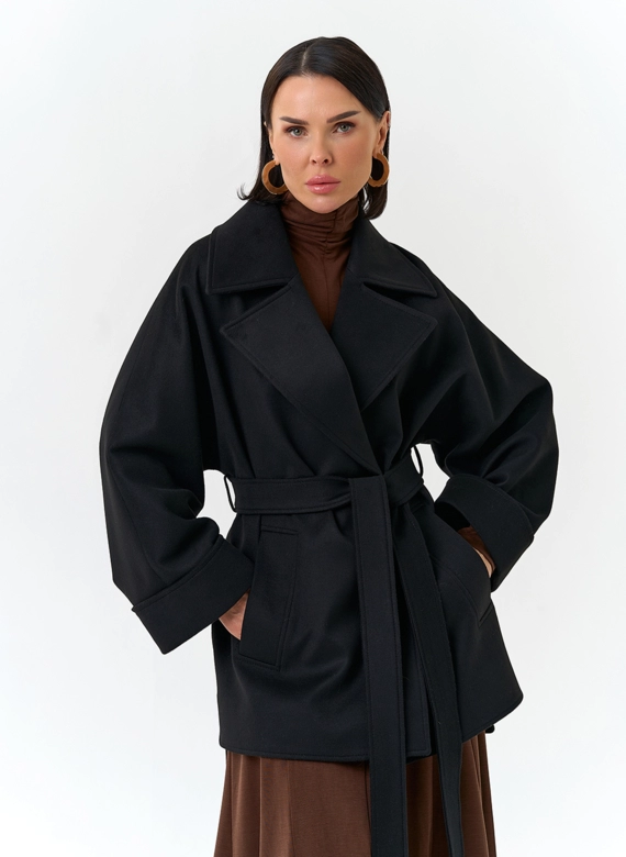 Женское укороченное пальто черного цвета