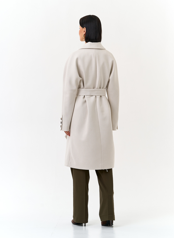 Светлое женское пальто с поясом