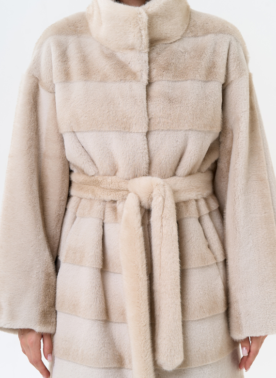 Женское пальто из эко меха с воротником стойкой