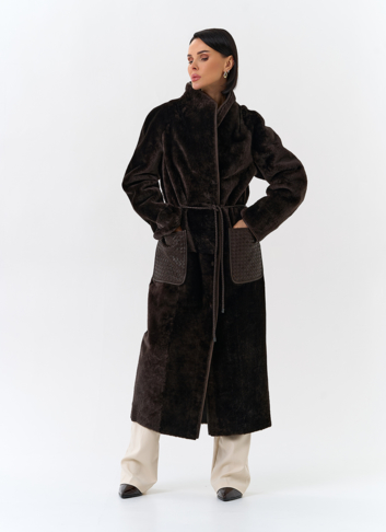 Женская дубленка с декоративным поясом