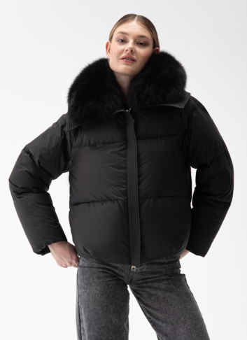 Женский пуховик с отделкой из меха песца