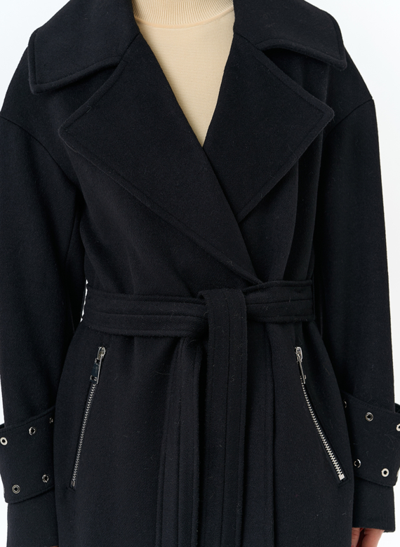 Женское пальто черного цвета