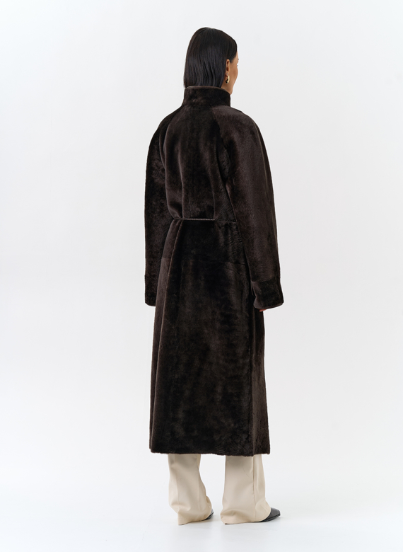 Женская дубленка с декоративным поясом