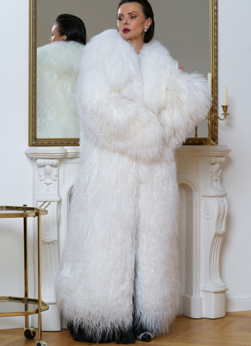 Длинная шуба белого цвета из меха ламы