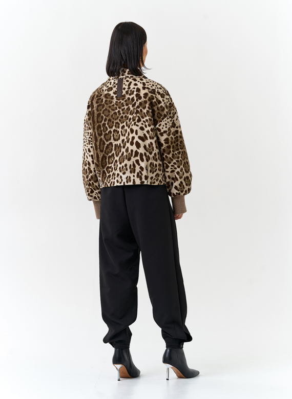 Женское укороченное пальто с анималистическим принтом