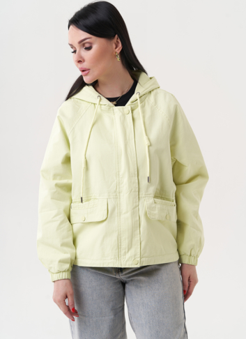 Ветровка зеленого цвета с капюшоном