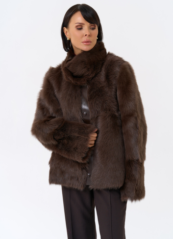 Женская короткая дубленка с воротником стойкой