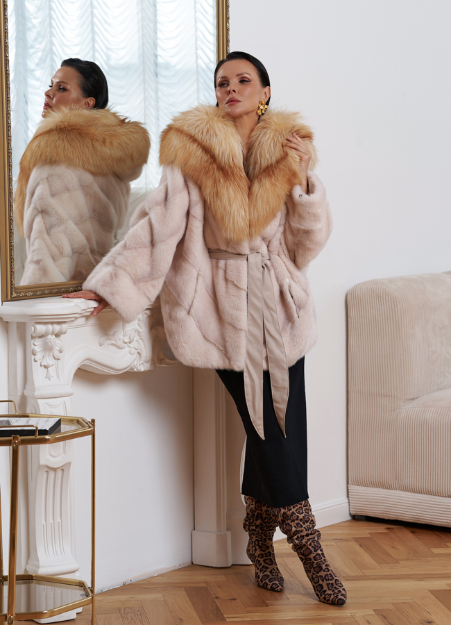 Женская норковая шуба с капюшоном из меха лисы модель № 29392 универмаг малина