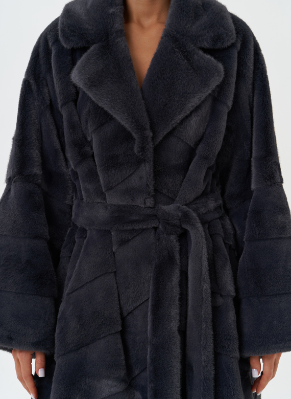 Длинное пальто из эко меха серого цвета