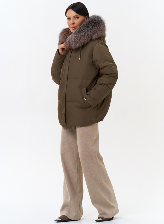 Женский пуховик с отделкой из меха блюфрост