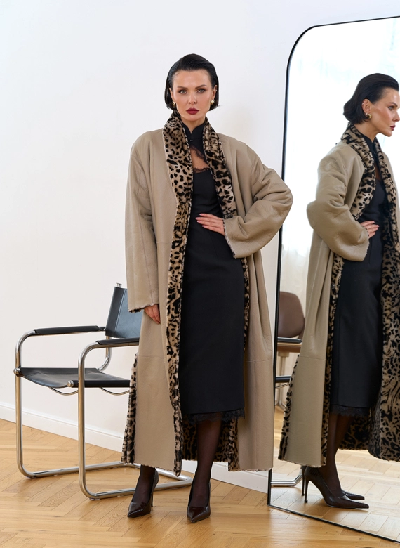 Двухсторонняя женская дубленка с декоративным поясом фото
