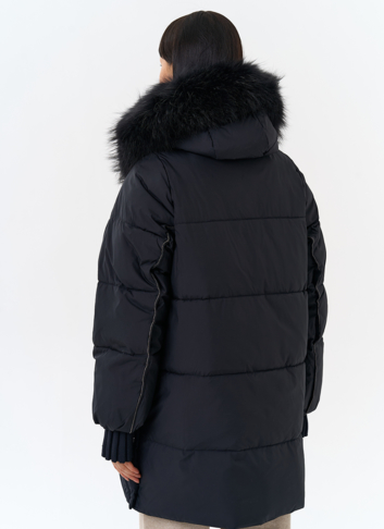 Женский пуховик с капюшоном из меха енота