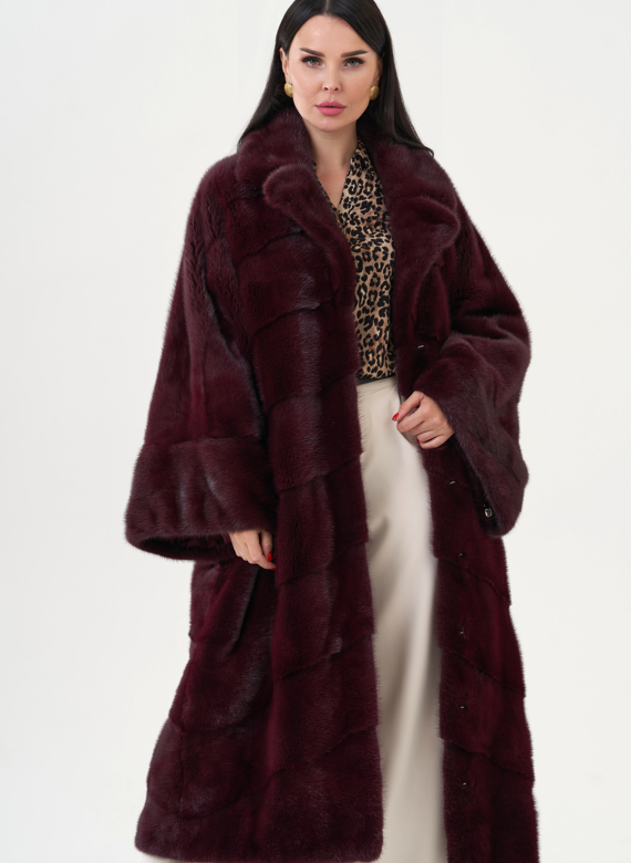 Шуба из меха норки бордового цвета