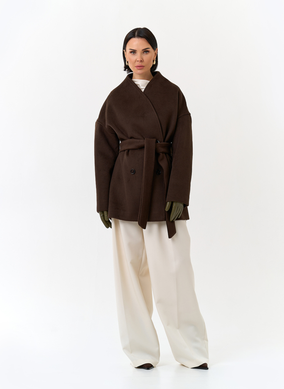 Женское укороченное пальто с поясом