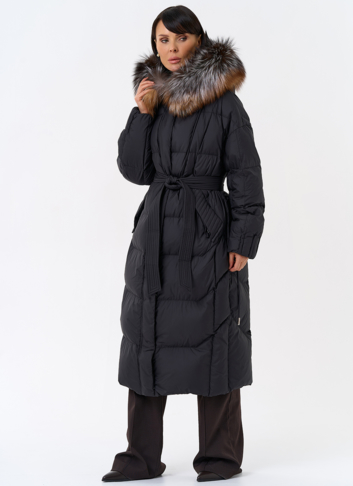 Женский пуховик с отделкой из меха блюфрост