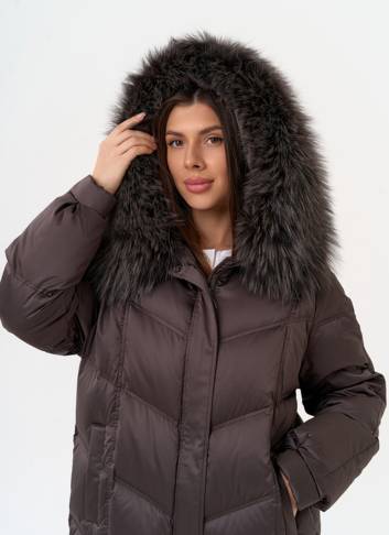Женский пуховик с капюшоном из меха чернобурки