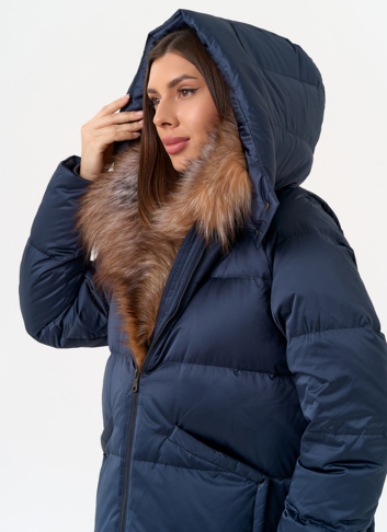 Женский пуховик с отделкой из меха блюфрост