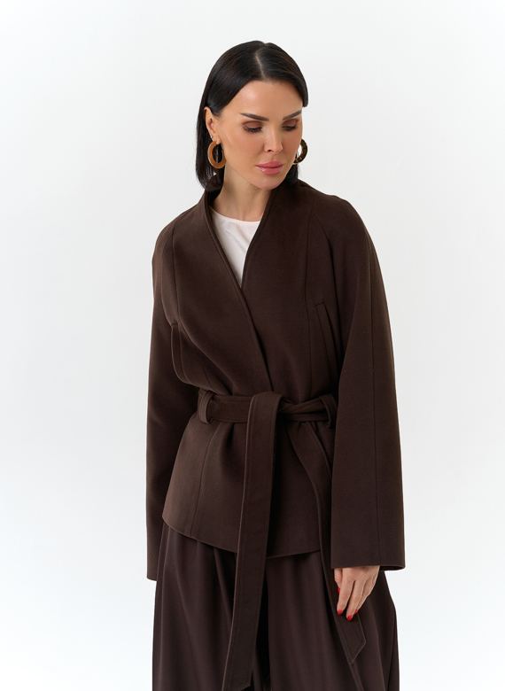 Женское укороченное пальто с поясом