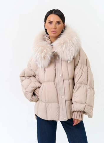 Женский пуховик с мехом енота на капюшоне
