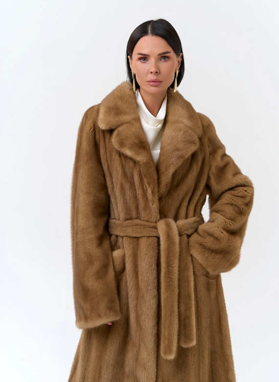 Шуба из меха норки в цвете золото