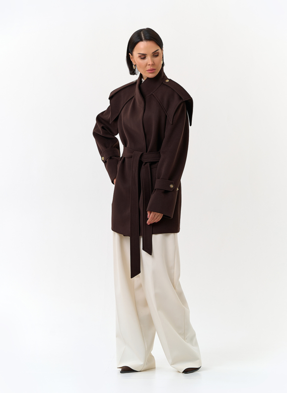 Женское укороченное пальто с акцентными плечами